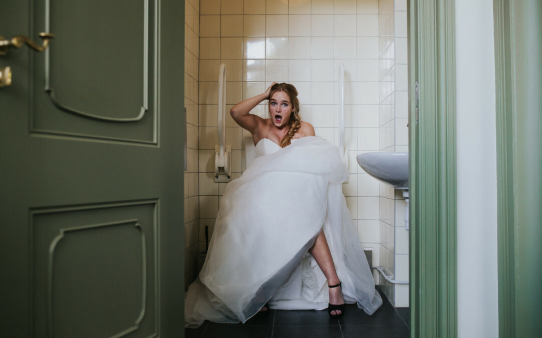 Naar toilet met een bruidsjurk
